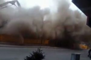 Eski hastane binasında kontrols&uuml;z yıkım paniği!