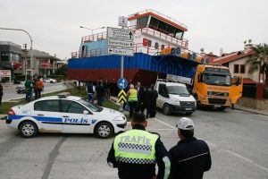 Tekne taşıyan tır arıza yapınca trafik durdu
