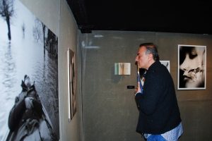 Murathan Mungan Bursa Nil&uuml;fer'de kendi eserini fotoğraflardan okudu
