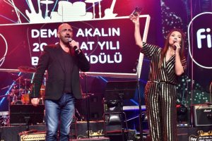 Bursalı liselilere Demet Akalın s&uuml;rprizi