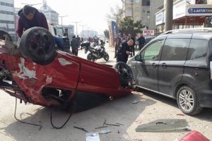 Bursa'da takla atan otomobil, iki araca ve bek&ccedil;i kul&uuml;besine &ccedil;arptı