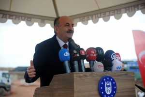 M&uuml;ezzinoğlu Bursa'da konuştu: Bug&uuml;ne kadar stabilize yollarda gittik