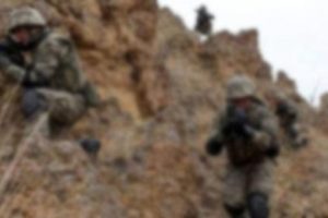12 PKK'lı &ouml;ld&uuml;r&uuml;ld&uuml;, operasyon s&uuml;r&uuml;yor