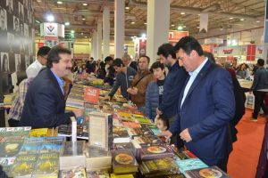 Bursa Osmangazi Belediye Başkanı D&uuml;ndar Bursa Kitap Fuarı'nı gezdi