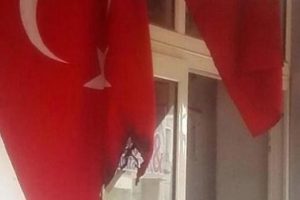 Antalya'da işyerinin &ouml;n&uuml;ndeki T&uuml;rk bayrakları yakıldı!