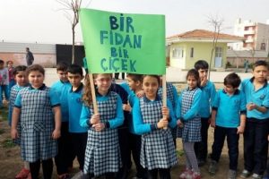 Bursa'da 10 bin &ccedil;ocuk 10 bin fidanla buluşuyor