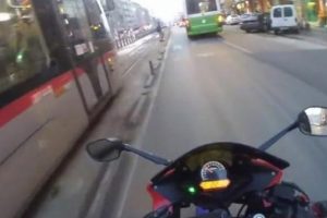 Motosikletle tramvaya kafa tuttu! 'Ben senin &ouml;n&uuml;ne kırıyor muyum'