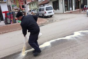 Bursa'da yola d&ouml;k&uuml;len yağ s&uuml;r&uuml;c&uuml;lere zor anlar yaşattı