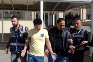 Turistleri dolandıran sahte polisler tutuklandı
