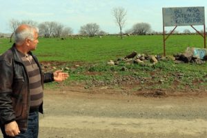 Aile kavgasına 'Bu arsa satılmaz, kavgalıdır' yazılı tabelayla &ouml;nlem