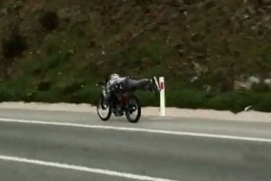 Bursa'da motosikletle hız yapan gen&ccedil; faciaya davetiye &ccedil;ıkardı