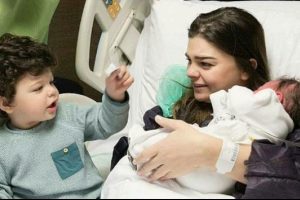 Pelin Karahan ikinci &ccedil;ocuğunu kucağına aldı