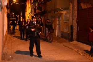 Ev sahibi kiracılarını vurdu: 2 yaralı