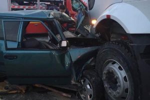 Kamyon ile otomobil &ccedil;arpıştı: 1 &ouml;l&uuml;, 6 yaralı