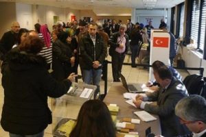 Yurt dışı oylarında ilk g&uuml;n rekor