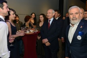 Bursa'da "D&uuml;nya Tiyatro G&uuml;n&uuml;" resepsiyonunda Kılı&ccedil;daroğlu s&uuml;rprizi