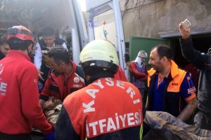 İki katlı evde g&ouml;&ccedil;&uuml;k: 1 &ouml;l&uuml;, 5 yaralı