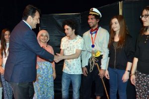 Bursa'da tiyatro Okulu &ouml;ğrencilerinin mezuniyet coşkusu