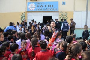 Cizre'de polisten &ouml;ğrencilere hediye