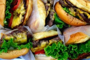 &Uuml;nl&uuml; hamburgerci İstiklal'deki şubesini kapattı