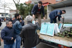 Bursa Yıldırım'da vatandaşlara fıstık &ccedil;amı dağıtıldı