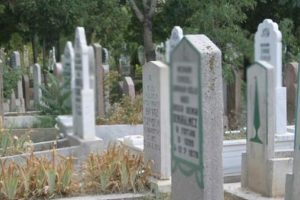 Belediyeden anonsla "acil satılık" mezarlık yeri