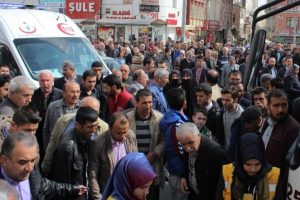 Elazığ'da yaralı kadını film izler gibi izlediler!