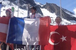 Ayşe Kadir Yavuz kayakta d&uuml;nya &uuml;&ccedil;&uuml;nc&uuml;s&uuml; oldu
