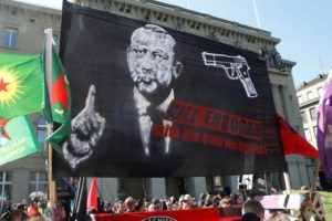 İsvi&ccedil;re'deki skandal pankartı anarşist &ouml;rg&uuml;t a&ccedil;mış