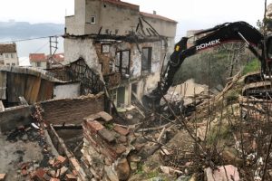 Bursa Gemlik'te 4 metruk bina daha yıkıldı