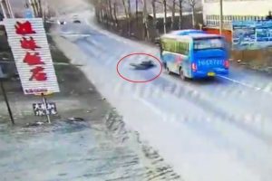 Motosiklet otob&uuml;s&uuml;n altında kaldı: 2 &ouml;l&uuml;