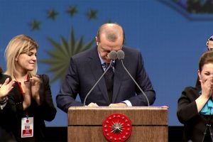 Cumhurbaşkanı Erdoğan imzayı k&uuml;rs&uuml;de attı