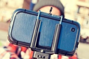 Selfie &ccedil;ekerken u&ccedil;ak &ccedil;arptı!