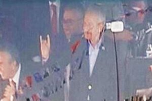 CHP lideri bozkurt işareti yaptı