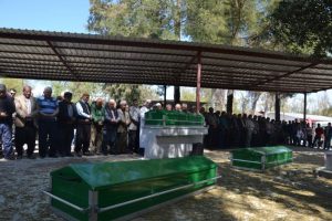 Katliamda &ouml;ld&uuml;r&uuml;len aile toprağa verildi