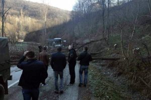 Kosova ile Sırbistan arasında se&ccedil;im gerginliği