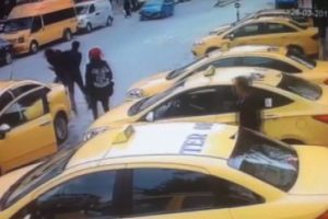 Taksici dayağı g&uuml;venlik kamerasında
