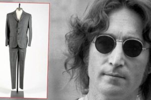 John Lennon'ın takım elbisesi a&ccedil;ık artırmada