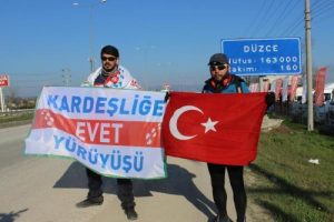 'Kardeşlik' i&ccedil;in y&uuml;r&uuml;yen 2 kişi, D&uuml;zce'ye ulaştı