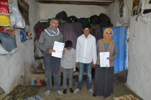 Tek odalı evde 5 &ccedil;ocuğu ile yaşıyor