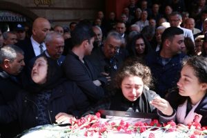 Eski bakan, şof&ouml;r&uuml;n&uuml;n ardından g&ouml;zyaşı d&ouml;kt&uuml;
