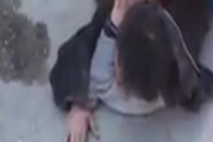 Kız &ouml;ğrencilere laf atan tacizciyi lin&ccedil; ettiler!