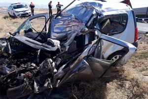 TIR'la otomobil &ccedil;arpıştı: 2 &ouml;l&uuml;, 3 yaralı