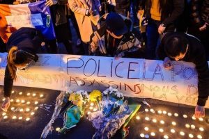 Paris'te &Ccedil;inli g&ouml;&ccedil;menlerin polise &ouml;fkesi s&uuml;r&uuml;yor