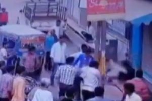 Trafikte tartıştığı adamı b&ouml;yle &ouml;ld&uuml;rd&uuml;