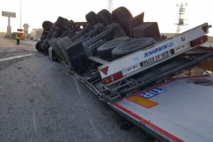 Bursa-Yalova karayolunda kontrolden &ccedil;ıkan tır devrildi