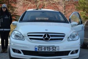 Ka&ccedil;ak getirilen l&uuml;ks otomobilleri satıyorlardı, yakalandılar