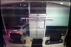 Mağazaya ara&ccedil;la 'girip' 300 bin TL'lik hırsızlık yaptılar