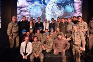 İsimsizler ilk b&ouml;l&uuml;m&uuml; askerlerle izledi