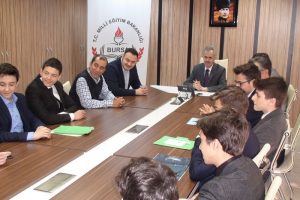 Liseli &ouml;ğrencilerden Bursa İl Milli Eğitim M&uuml;d&uuml;rl&uuml;ğ&uuml;'ne ziyaret